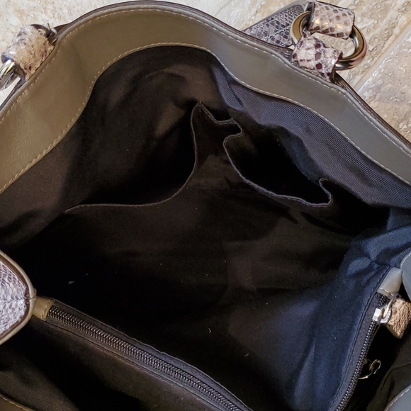 Classic Coach Snake Skin Gray Shoulder Purse - Picture 11 of 11